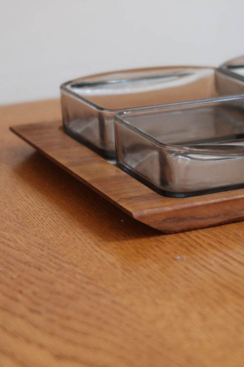 Vide-poche compartimenté scandinave bois massif et verre fumé Denmark années 60, trois raviers encastrés, art de la table danois mid-century