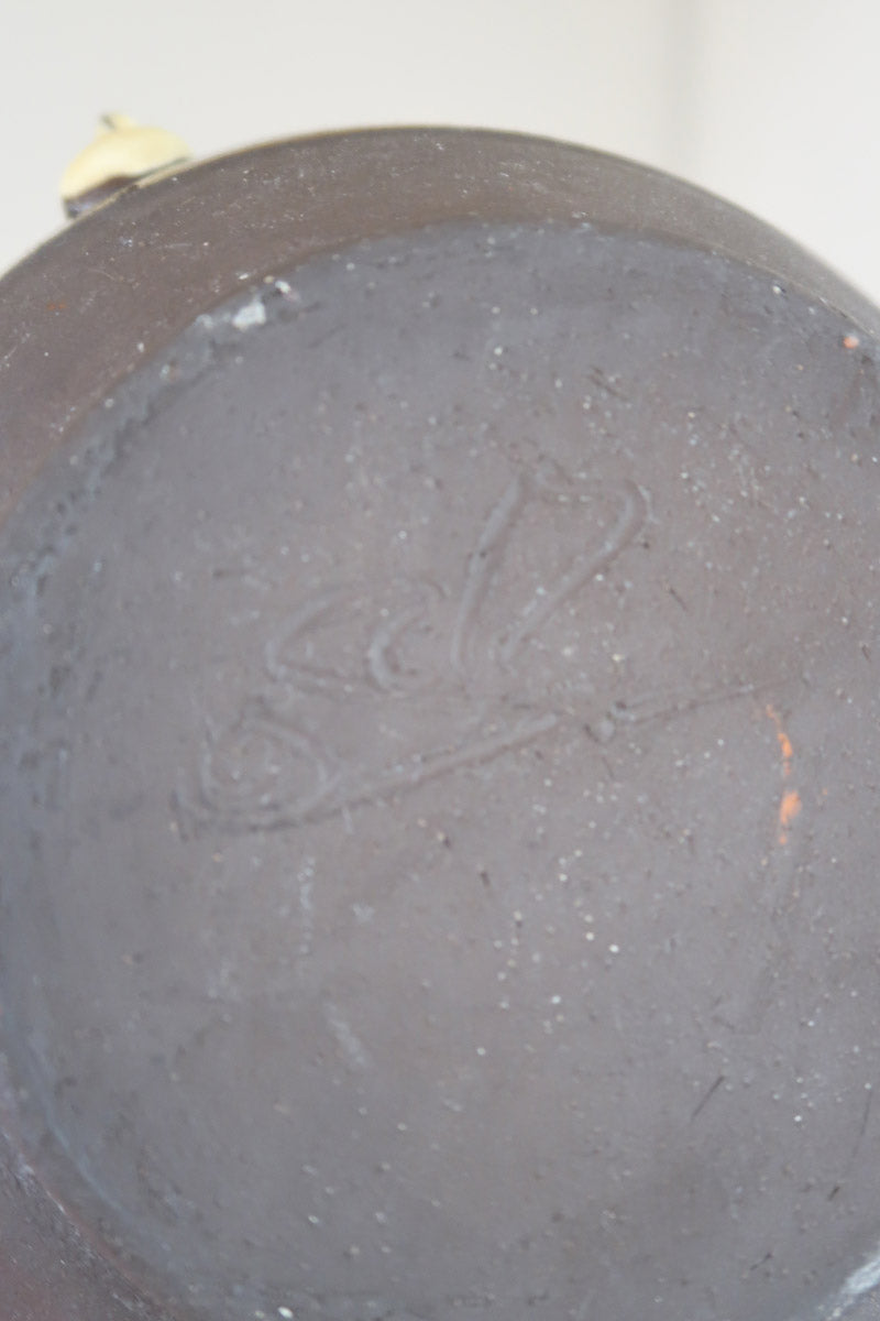 Vide-poche poule céramique émaillée art populaire français, brun foncé plumes jaune crème points orange, crête bec jaunes, signature gravée sous base