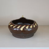 Vide-poche poule céramique émaillée art populaire français, brun foncé plumes jaune crème points orange, crête bec jaunes, signature gravée sous base